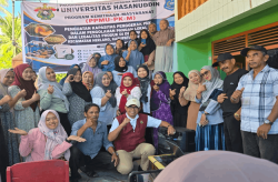 Unhas Dorong PKK Desa Pataro Bulukumba Kembangkan Biskuit Biji Labu Kuning
